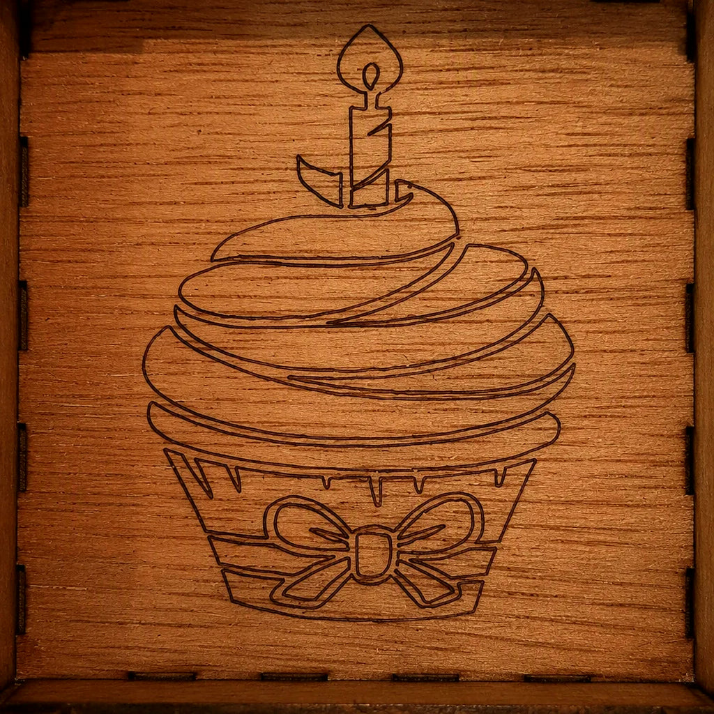 Ins Innere des Bodens graviertes großes Cupcake-Motiv mit Kerze und Schleife