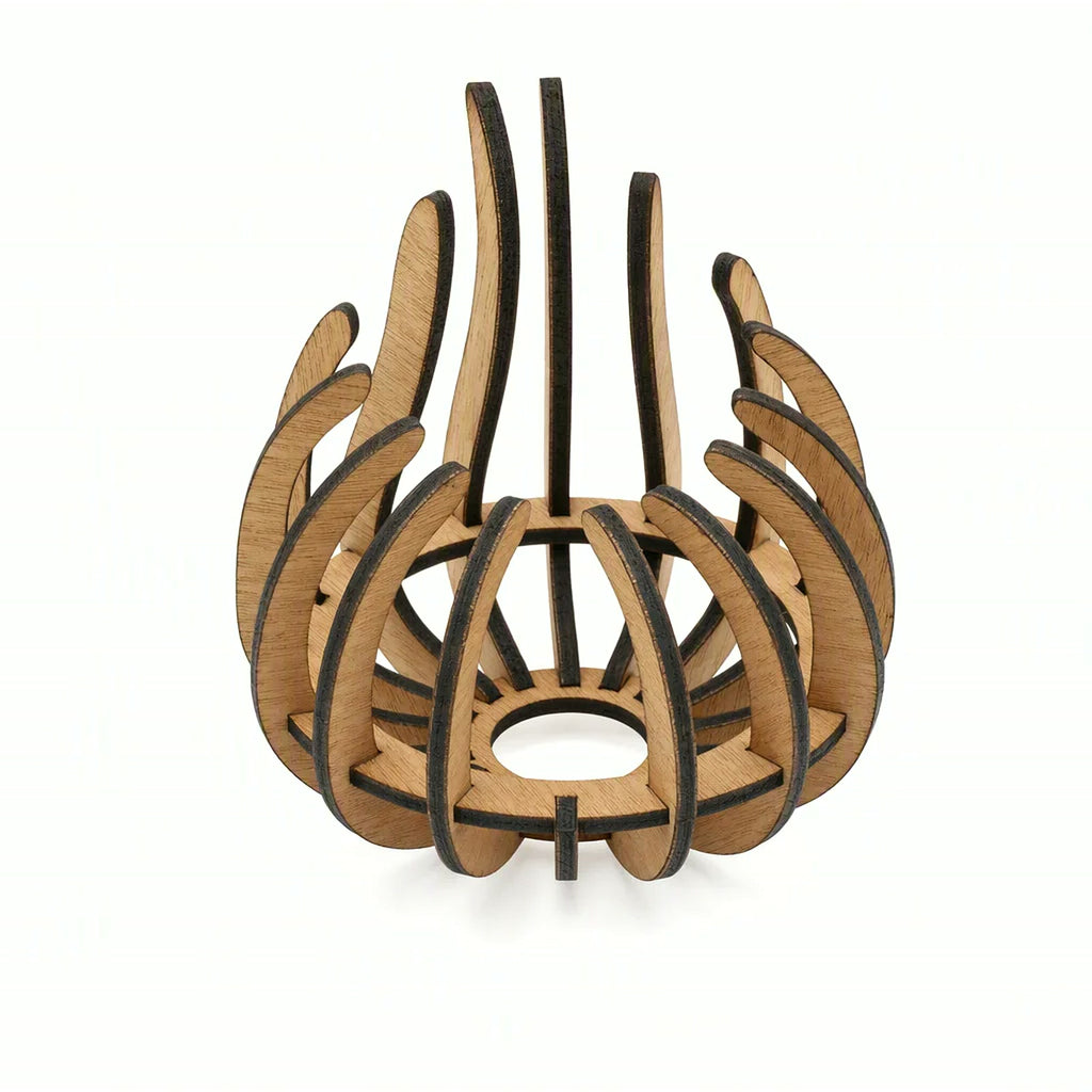 Holz-Teelichthalter ›Ignis‹ im Flammen-Design, weißer Hintergrund