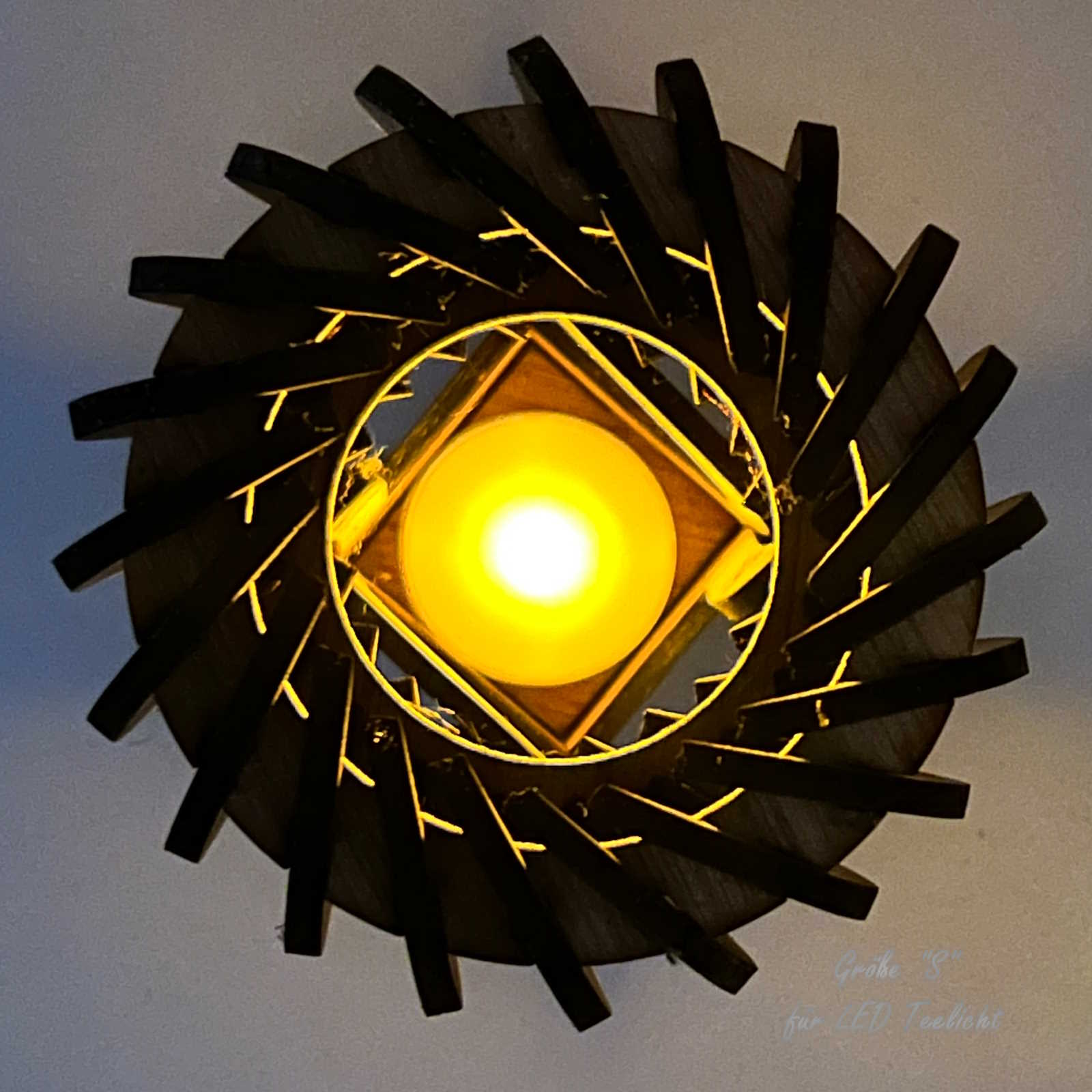 Kleine Heißluftballon-Lampe von oben, leuchtendes LED-Teelicht im Korb