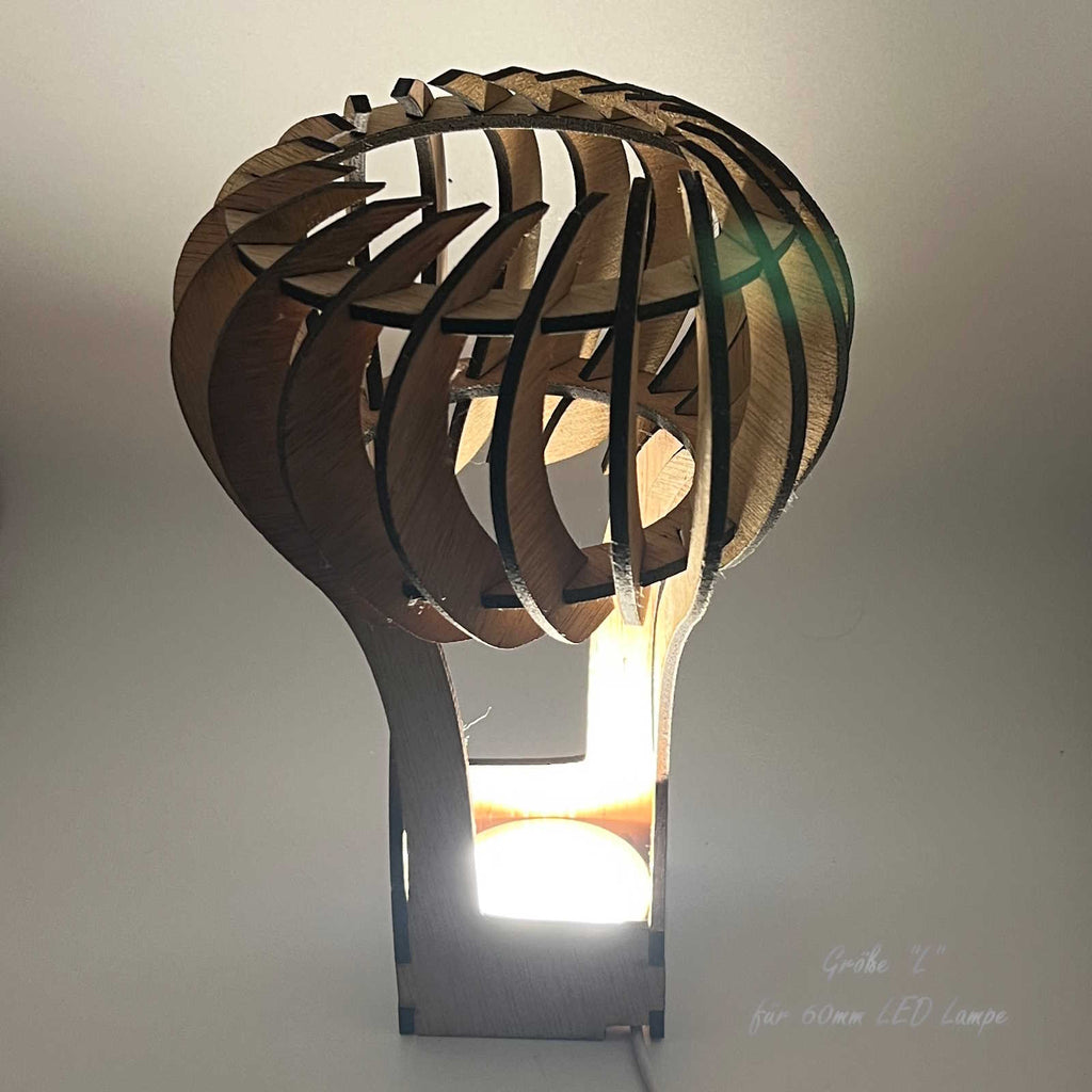 Große Heißluftballon-Lampe leuchtend, Ansicht von schräg oben