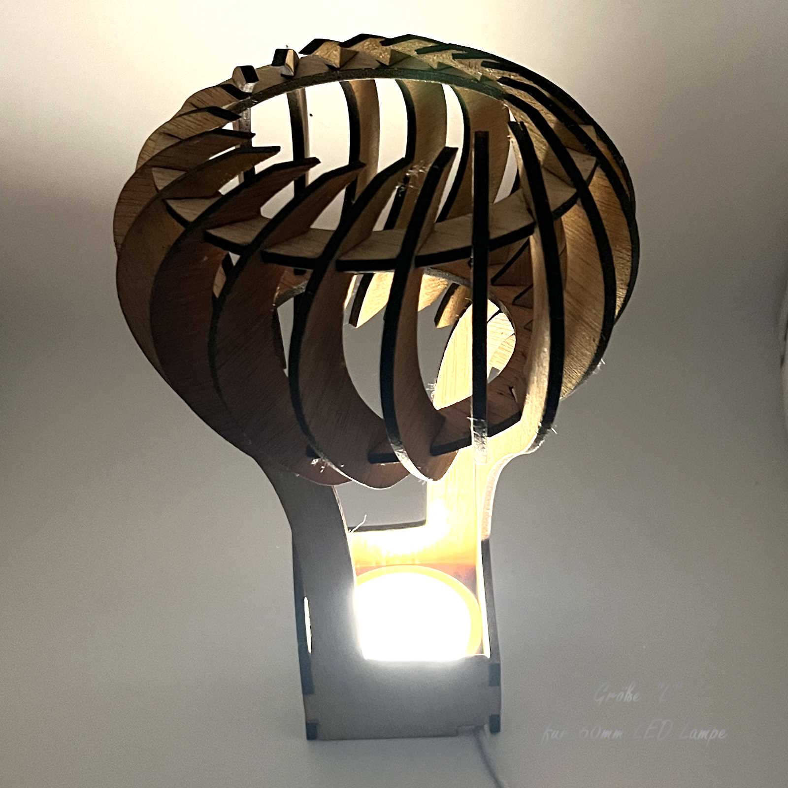Große Heißluftballon-Lampe leuchtend, Frontansicht