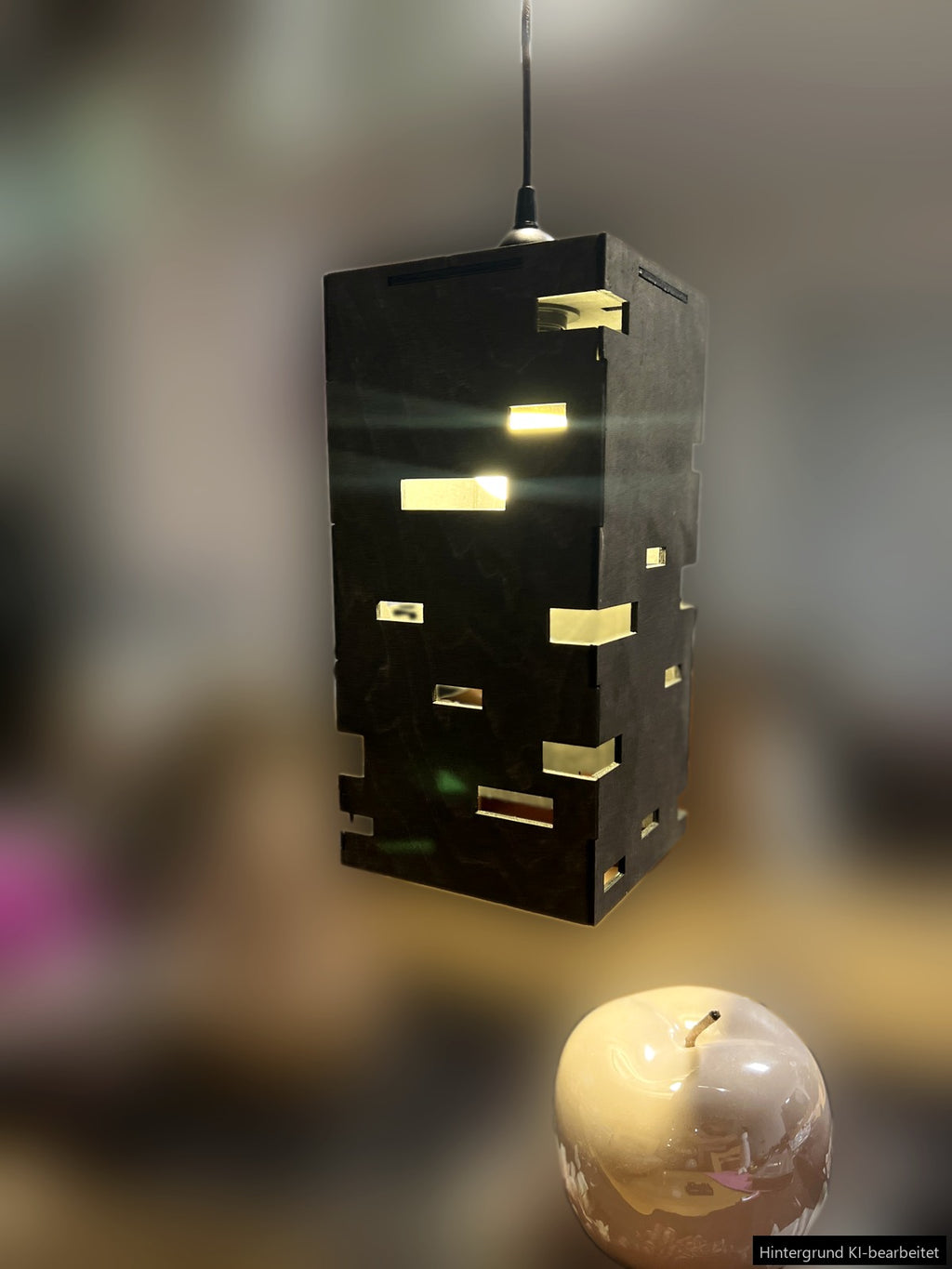 Design-Lampe ›Turmlicht‹ aus Holz, eingeschaltet – warmes Licht durch fensterartige Schlitze (Hintergrund KI-bearbeitet)