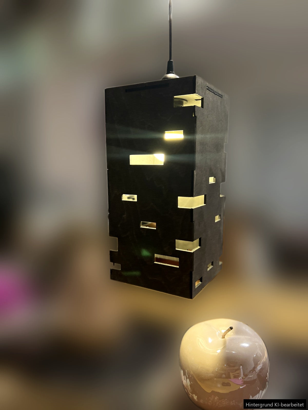 Design-Lampe ›Turmlicht‹ aus Holz, eingeschaltet – warmes Licht durch fensterartige Schlitze (Hintergrund KI-bearbeitet)