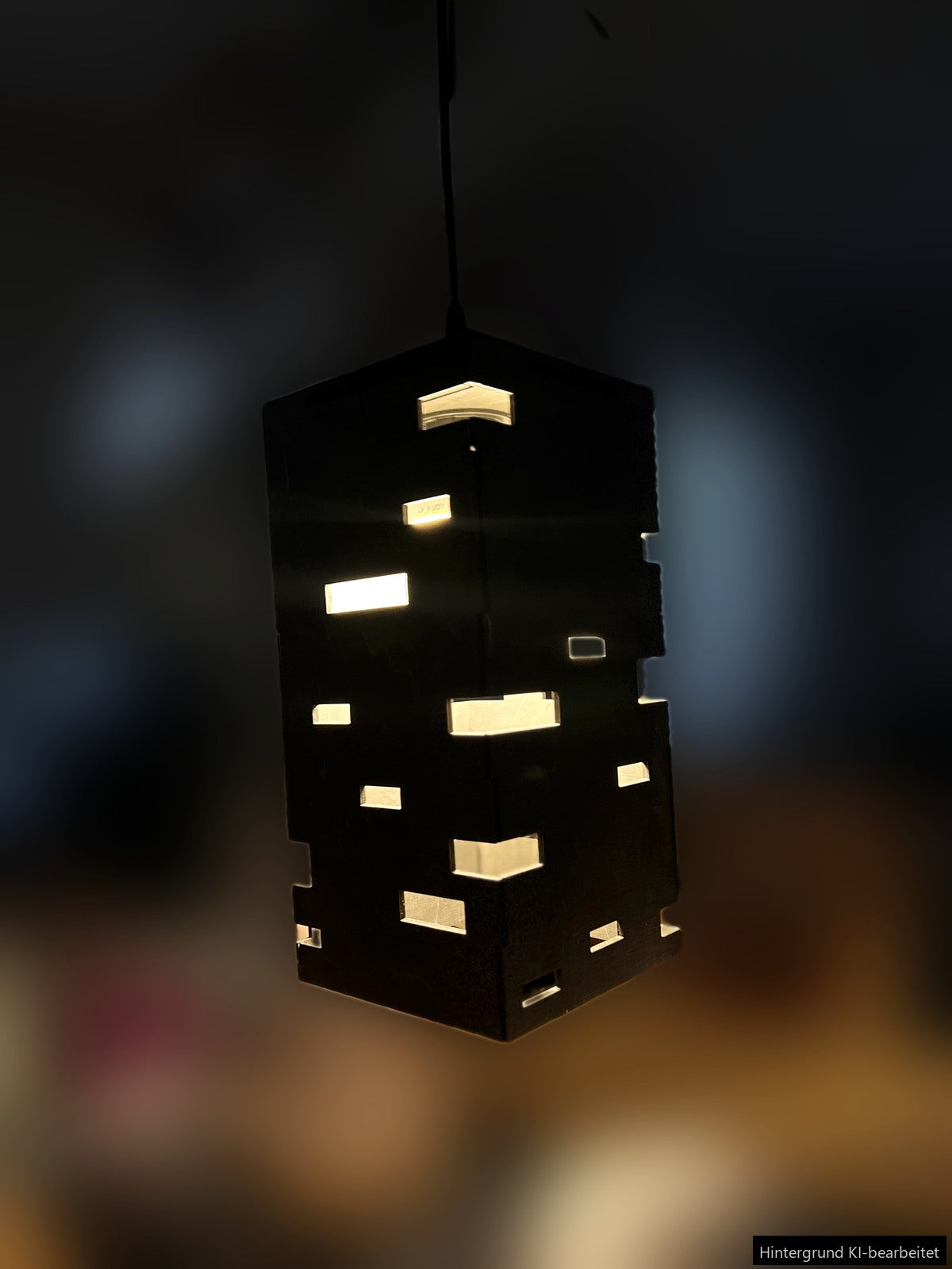 Turmlicht-Lampe im Dunkeln – leuchtende Fensterschlitze wie an einem Hochhaus (Hintergrund KI-bearbeitet)
