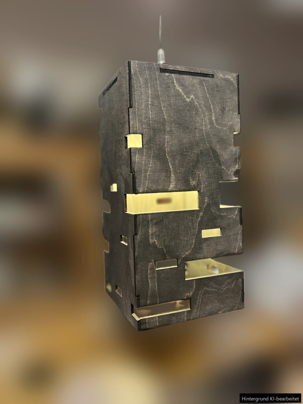 Turmlicht-Lampe von der Seite, Maserung des schwarz lasierten Sperrholzes (Hintergrund KI-bearbeitet)