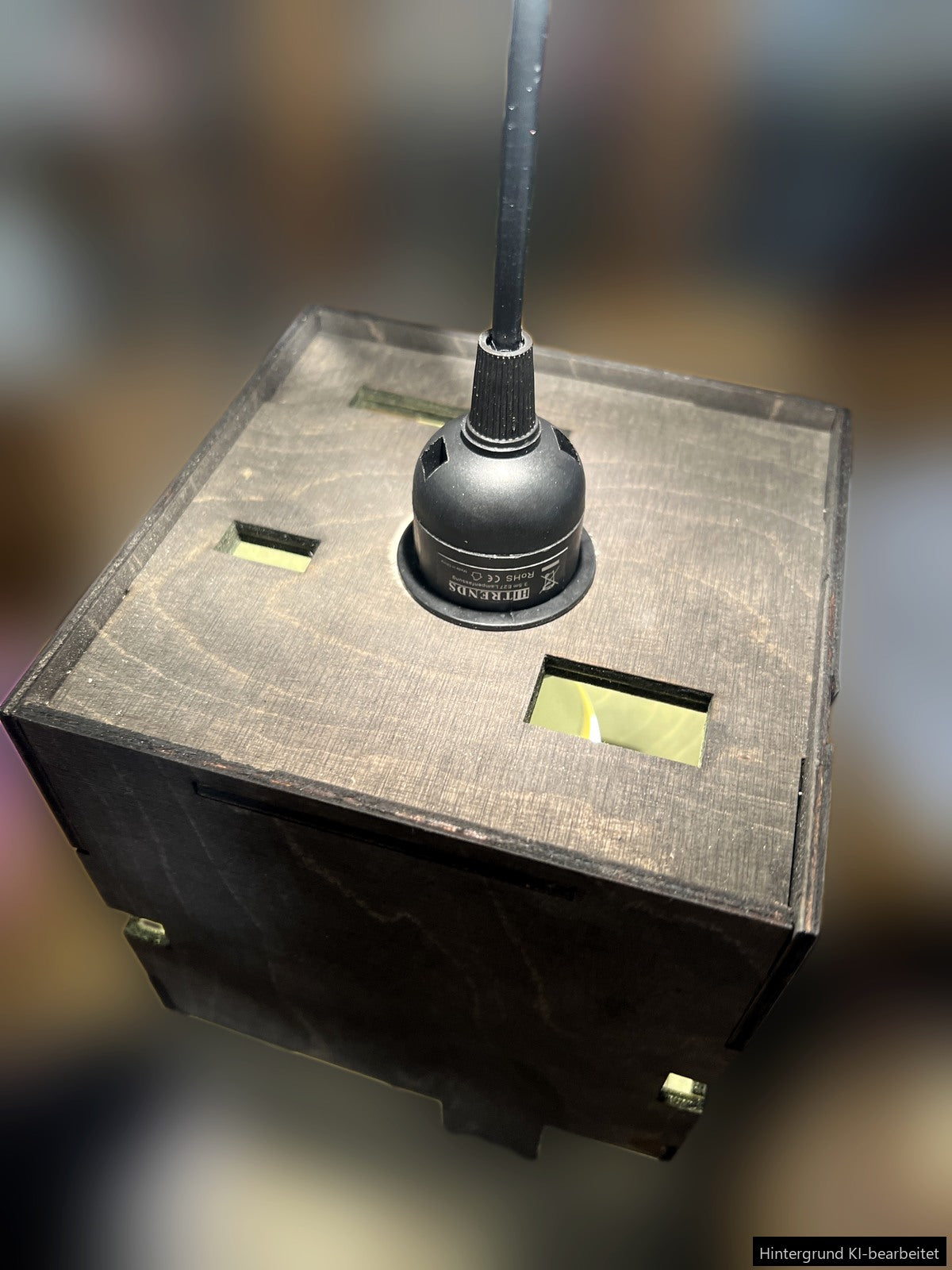 Oberseite der Lampe mit E27-Fassung und Kabel (Hintergrund KI-bearbeitet)