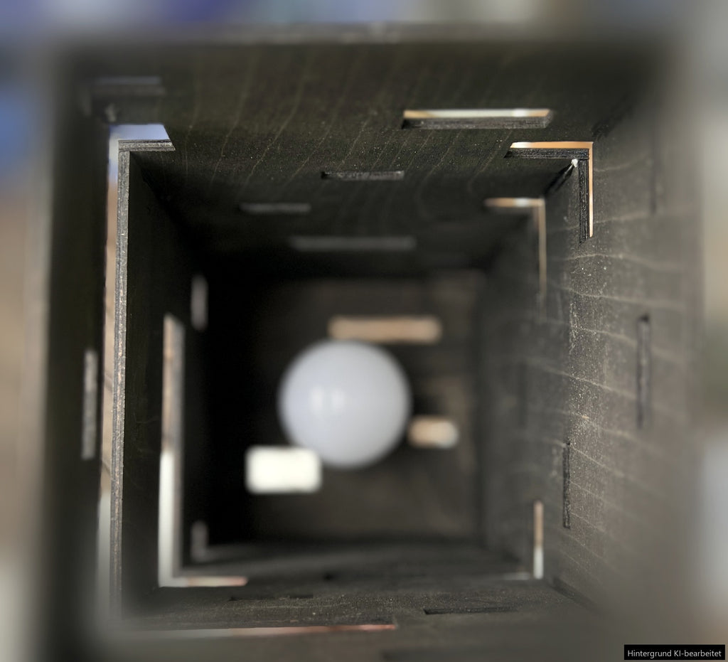 Blick in die Lampe – doppelwandige, geschichtete Konstruktion mit E27-Leuchtmittel (Hintergrund KI-bearbeitet)