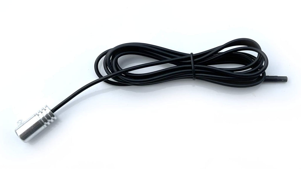 RGB-LED-Modul mit aufgerolltem Anschlusskabel und 4-poligem Stecker