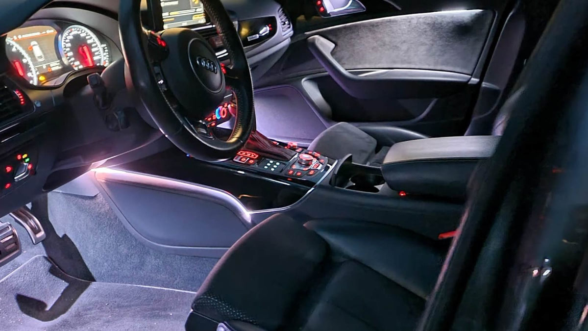 Audi A6 4G Innenraum mit lila RGB-Ambientelicht an Mittelkonsole und Tür