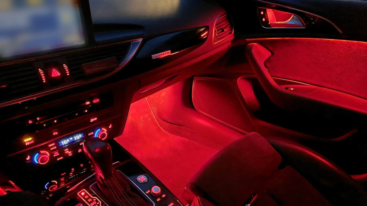 Audi A6 4G Innenraum mit rotem RGB-Ambientelicht an Tür und Fußraum