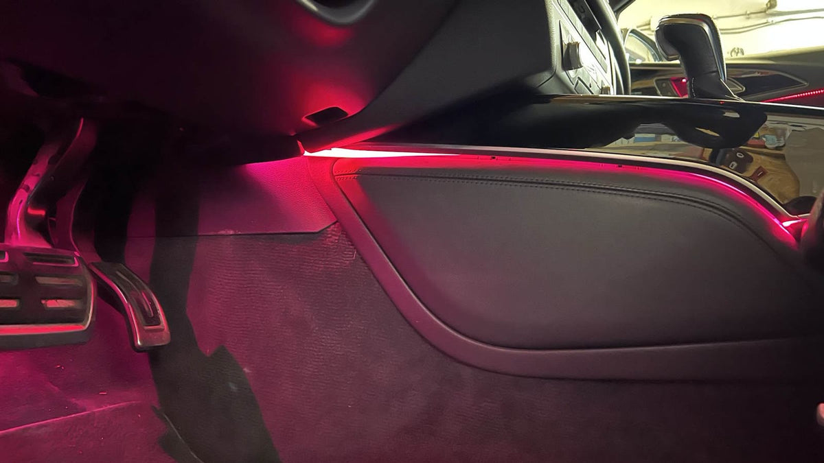 Audi A6 4G Türverkleidung mit rotem RGB-Ambientelicht, Nahaufnahme