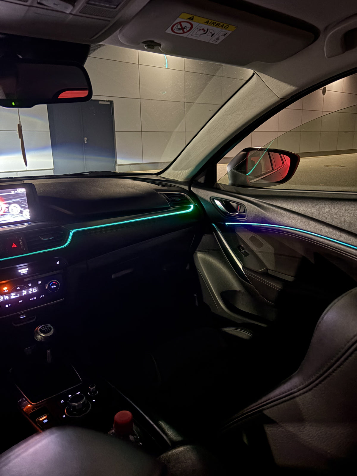 Ambientebeleuchtung mit Lichtleiter im Fahrzeug-Innenraum, Cockpit und Tür