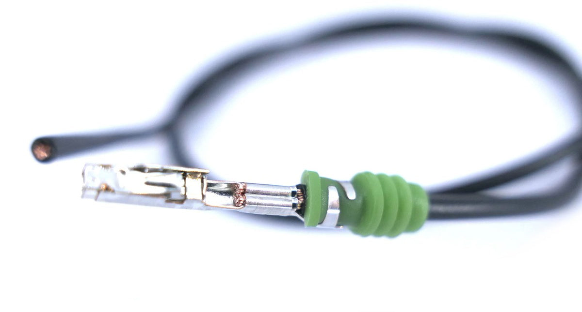 Reparaturleitung MCON LL Female 1,0 mm² mit grüner Dichtung, Stecker-Nahaufnahme