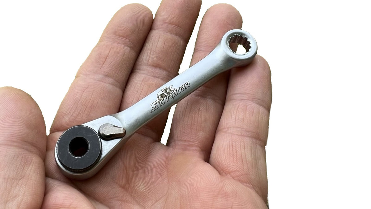 Mini-Bit-Ratsche in der Hand, Größenvergleich