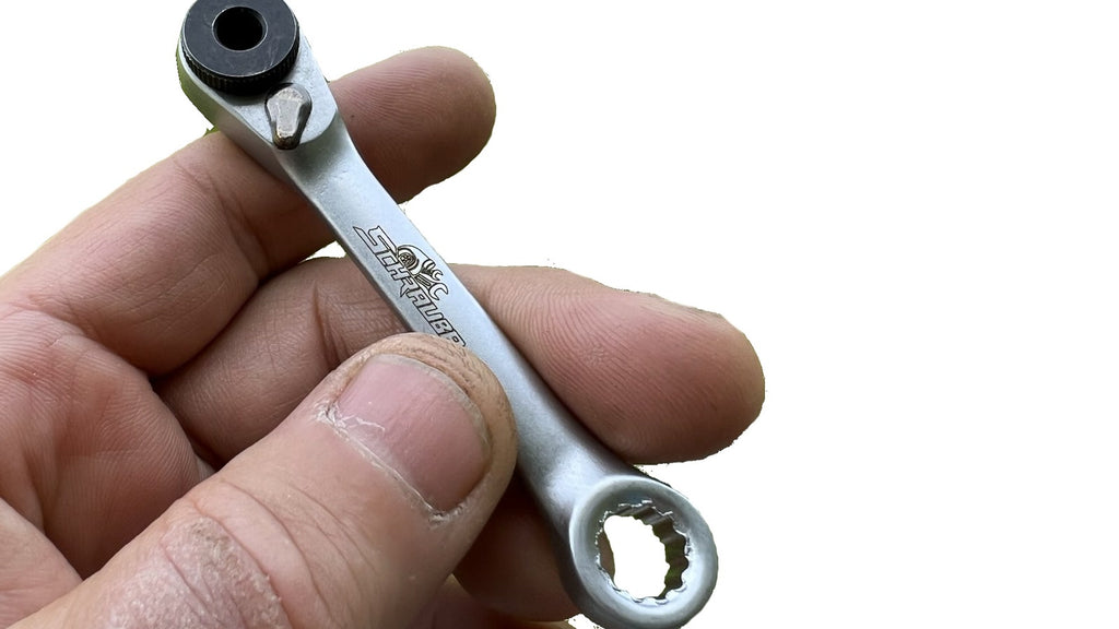 Mini-Bit-Ratsche mit 8-mm-Zwölfkant-Ringschlüssel in der Hand