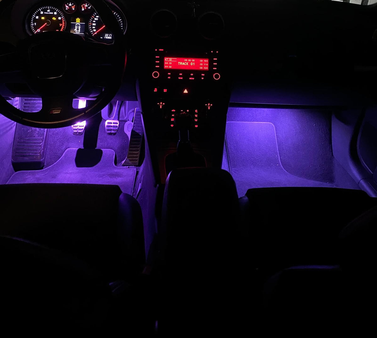 LED-RGB-Spotlichter als Fußraumbeleuchtung im Fahrzeug, violettes Ambientelicht