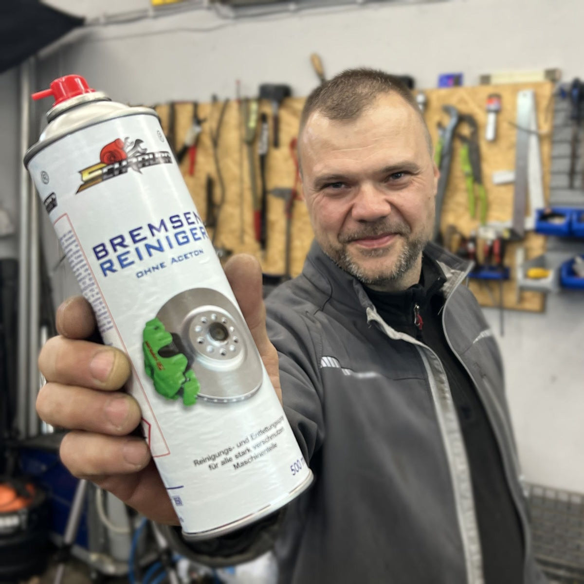 Schrauba Bremsenreiniger, Dose in der Hand