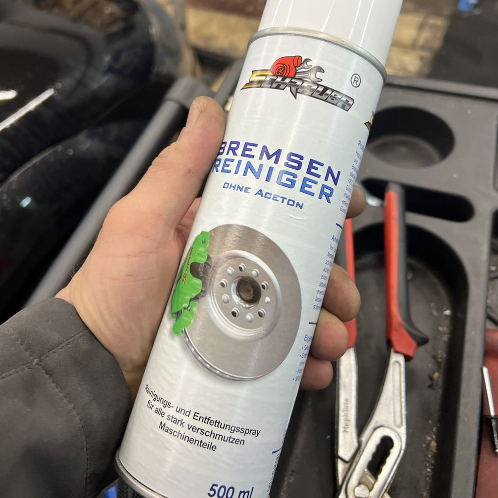 Schrauba Bremsenreiniger, Nahaufnahme Etikett in der Hand