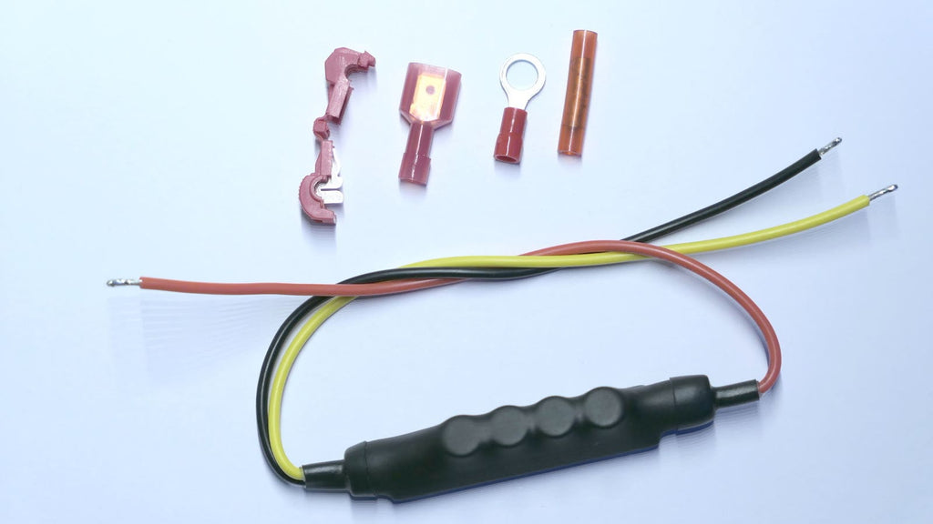 Signalfilter für Rückfahrkamera mit drei Anschlusskabeln und Anschlusszubehör